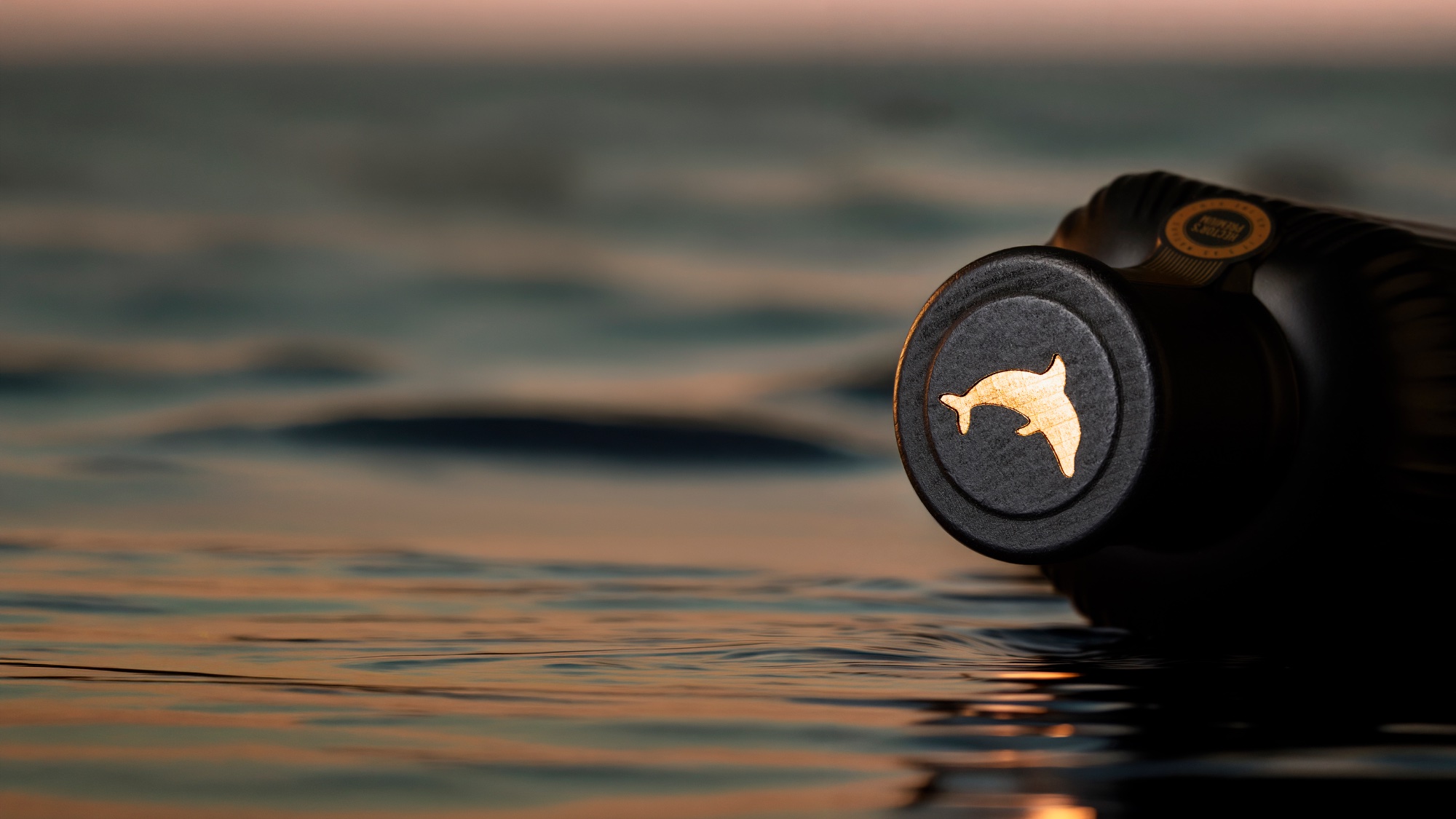 Hector's dolphin engraving on the gin bottle cap